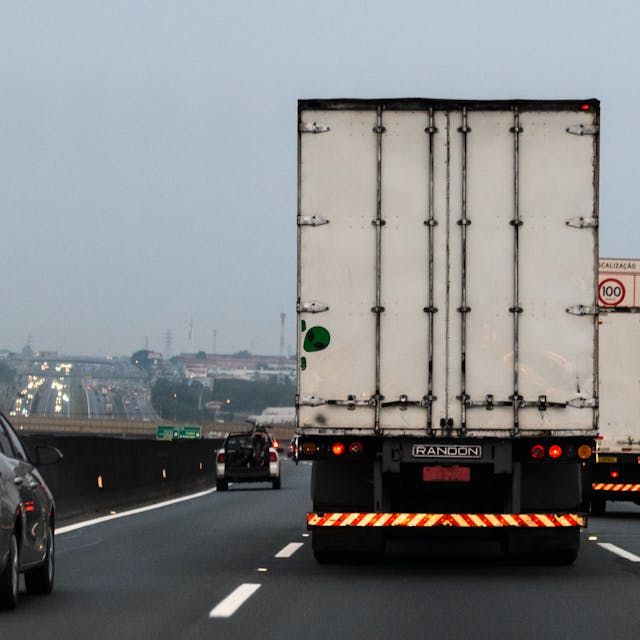 Photo by Juliana Polizel: https://www.pexels.com/photo/white-truck-on-road-5668906/